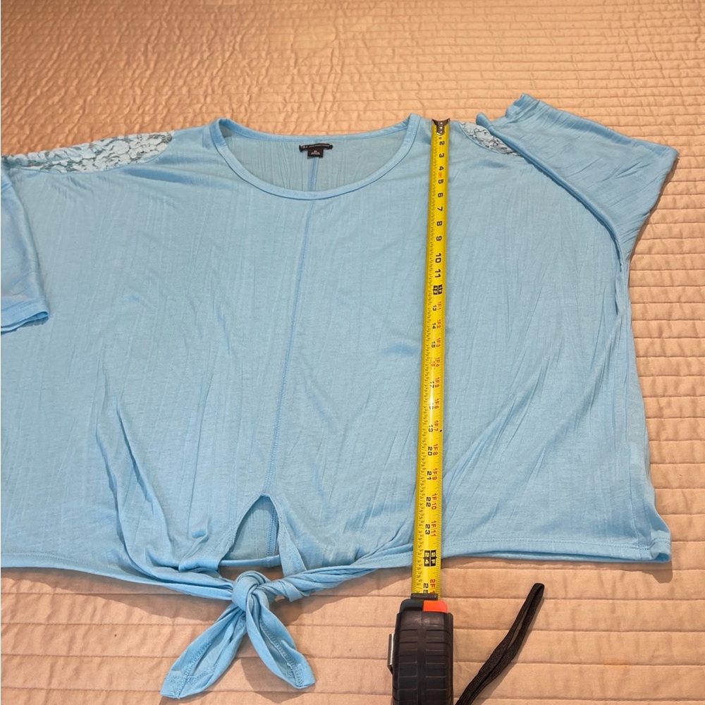 NEW DIRECTIONS SIZE XL Women's Light Blue Tie-Front Top - Picture 5 of 8